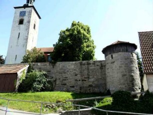 Ansicht von Norden im Nordwesten mit Kirchhofmauer (Wehrgang abgetragen) sowie Nordwest-Rundturm (eckständiger Wehrturm mit Schießscharten - Obergeschoß abgetragen) in Übersicht