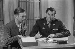 Der Direktor des Central Collecting Point Marburg Francis W. Bilodeau und sein Assistent Dr. Joachim Steinbacher
