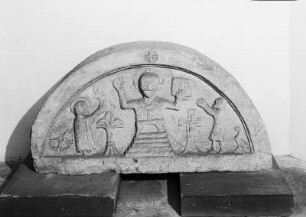 Tympanon des Kirchenportalsaus Elstertrebnitz bei Borna