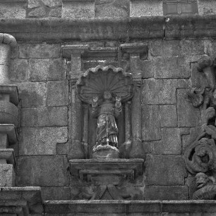 Weibliche Heiligenfiguren (?)
