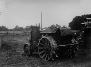Traktor Renault mit Holzgasgenerator