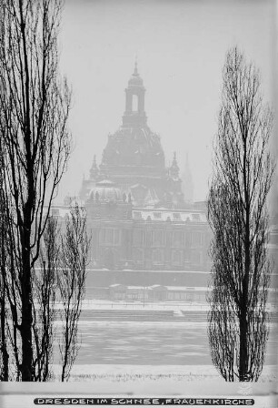 Dresden, Blick vom Neustädter Ufer über die Elbe auf Kunstakademie und Frauenkirche im Winter