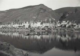 Zell, Ortsansicht : Zell (Mosel). Ortsansicht mit Pulverturm. Blick vom linken Ufer über die Mosel mit Wagenfähre nach Nordosten