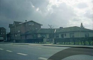Wilstedt: Dorfring 1: Gasthaus zur Mühle [links]: Straßenfront, Giebelseite: rechts einstöckiges Wohnhaus