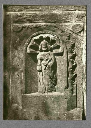 alter Friedhof. Grabstein 18. Jh. Heiliger mit Beil