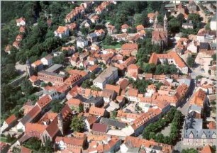 Arnstadt. Altstadt mit Pfarrkirche (Oberkirche), Markt, Rathaus und Stadtpfarrkirche Unserer lieben Frau (Liebfrauenkirche). Luftbild-Schrägaufnahme von Ostnordost