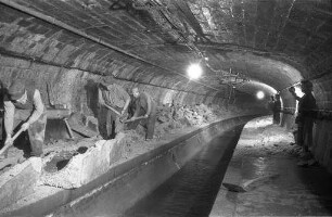 Demontage eines im zweiten Weltkrieg gebauten Löschwasserkanals im Karlsruher Landgraben.