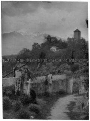 Burg oder Schloss im Gebirge