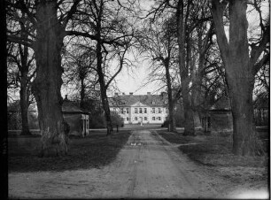 Stutensee Schloss Stutensee Außenansicht mit Wachhäuschen