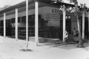 Warenhaus : Männer an einem deutschen Warenhaus in Tanga.