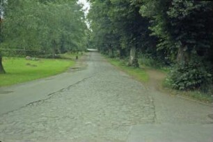 Alte Landstraße: historisches Kopfsteinpflaster