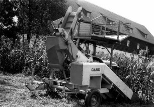 Case Anbaupflücker und Überkopfbunker-Schlepper
