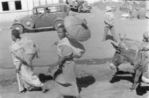 Frauen der Amhara : Zwei Frauen der Amhara auf einer Straße in Gonder