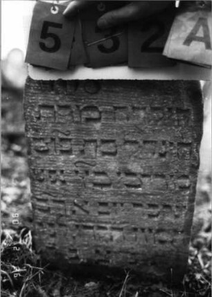 Grabstein 532 (Index: 100115416) Material: Sandstein Zustand: verwittert Maße HxBxT: 58x35x8 cm Beschreibung: Stele mit Rundbogenabschluß Symbolik: Krone Besonderheit: Kindergrab: Grabstein 532A