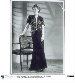 Frau in Oberteil und Rock