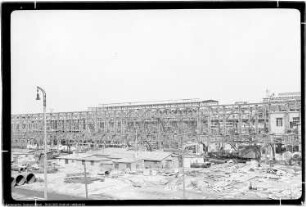 Hydrierung, Bau Me 830 Lager und Maschinenraum - Me 858 Bedienungsbau. Rundblick von Me 807 Umlaufpumpenbau auf Me 830 Lager und Maschinenraum - Me 858 Bedienungsbau