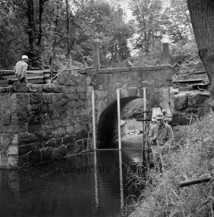 Brücke des Mühlenredder über dem Abfluss des Schlossgrabens: Renovierung: Seitenansicht von Süden: Arbeiter