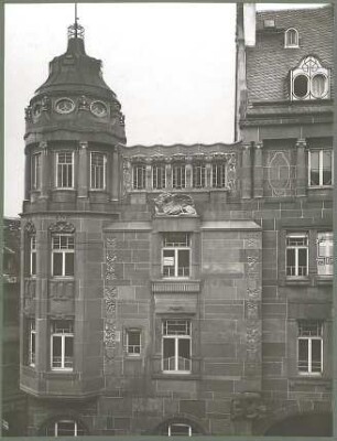 Billing, Hermann; Karlsruhe (Baden-Württemberg), Kaiserstr. 201; Haus Ströbe, Hofapotheke - Fassade, Erkerturm, (Teilansicht)