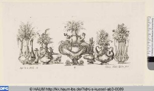 Acht Vasen und Pokale