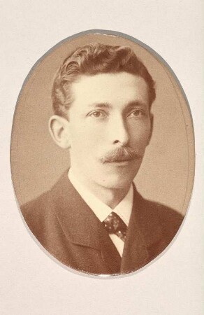 Porträt Emil Flössel : Foto-/Bildersammlung Stenografische Sammlung. Porträt Emil Flössel. Photographie (1880/1887; H. Schulze). Dresden: SLUB P a 0156