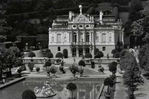 Linderhof (Ettal). Schloss Linderhof, Südseite mit Wasserbecken und Floragruppe