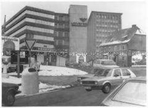 Fotomontage: Dorfstraße mit hineinmontierten Hochhäusern und Autos (Sonderthema: Wo leb ich denn? - Mein Lebensraum in Stadt und Land)