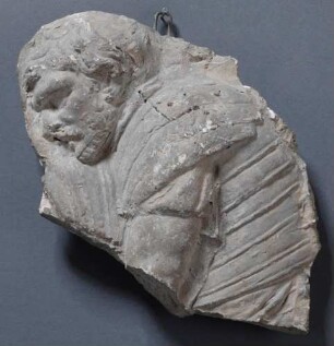 Oberkörper eines nach vorn gebeugt arbeitenden Legionärs