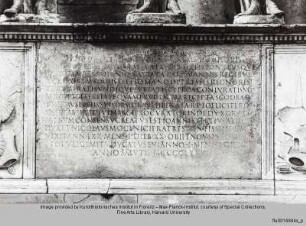 Grabmal des Dogen Pietro Mocenigo : Sockelzone : Inschrift
