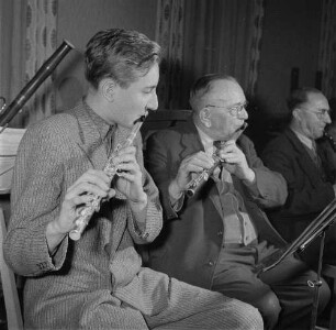 Markneukirchen : Musikinstrumentenbau Markneukirchen. Städtisches Orchester Markneukirchen (Vereinigung Markneukirchner Instrumentenbauer) während der Probe. Flötenbaumeister Kurt Jacob und sein Enkel Wolfgang