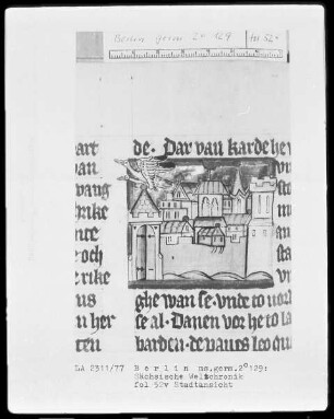 Sächsische Weltchronik (bis zum Jahre 1229) — Ansicht Roms? mit fliegenden Gänsen? und Sarkophag? auf der Stadtmauer, Legende?, Folio 52verso