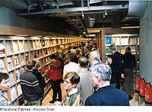 Besucher im Raum mit der Zeitschriftenauslage (Ebene -1)
