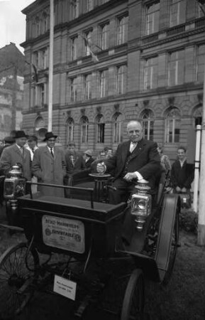 Enthüllung des Carl-Benz-Denkmals an der Kriegsstraße vor der Wirtschaftsoberschule.