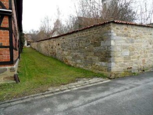 Ansicht von Südwesten über Westflanke mit Kirchhofmauer (Wehrgang mit Steinbrüstung abgetragen) nach Norden