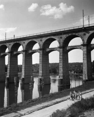 Bietigheim Kreis Ludwigsburg. Enz-Brücke (Bietigheimer Eisenbahnviadukt) (1851-1853). Ansicht vom Ufer der Enz