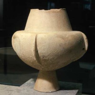Karlsruhe, Badisches Landesmuseum, Nr. 263. Kegelhalsgefäß. Herkunft unbekannt. Frühkykladisch I., Marmor, Höhe 31,5 cm
