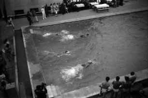 Baneasa: Luftwaffenlazarett, Bassin mit Wettschwimmern, von oben