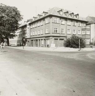 Wohnhaus mit Läden