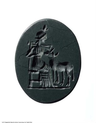 Gemme mit Darstellung der Göttin Isis mit Apis, auf der Rückseite der Gott Ptah