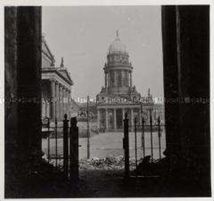 Berlin, Gendarmenmarkt, Blick vom zerstörten Deutschen Dom auf das Schauspielhaus und den Französischen Dom