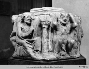 Sechseckiger Sockel mit der Darstellung Davids, eines lesenden Mönchs und vier weiteren Figuren
