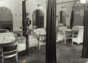 Frisiersalon Kliem. Waschtische in der Damenabteilung