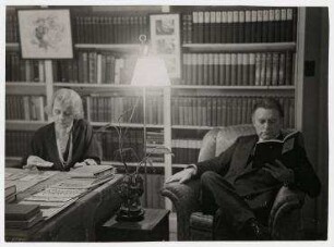 Senator William Borah und seine Frau in der Bibliothek, USA. William Borah