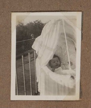 Christiane Zimmers Sohn Clemens im Kinderwagen auf dem Balkon