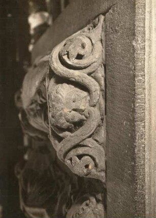Grabdenkmal des Stifterpaares Dedo von Goitzsch (gest. 1190) und seiner Frau Mechthild (gest. 1189) : Detail: Fußgestell Dedos