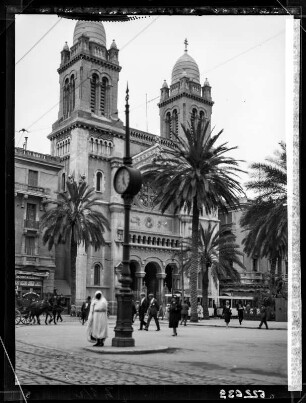 Tunis, Mittagsverkehr auf Pl. d. l. Res