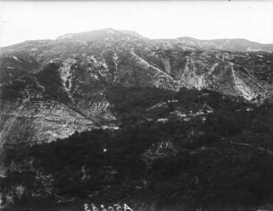 Landschaft : Blick auf einen Berghang mit einer Siedlung