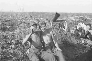 Zweiter Weltkrieg. Frontbilder. Sowjetunion. Zwei Angehörige der deutschen Wehrmacht, einer beim Trinken aus einer Flasche
