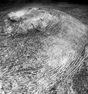 Vulkan aus Kieselsinterterrassen, springende heiße Quelle, Island