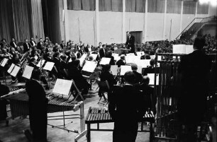 Donaueschingen: Donaueschinger Musiktage; Stadthalle; Hans Rosbaud dirigiert; Gesamtorchester