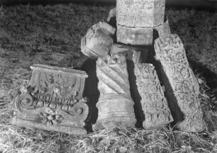 Basis und Schaft einer fragmentarischen Säule